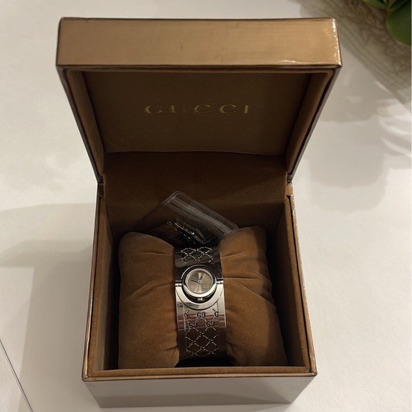 Gucci Bangle Twirl Watch with GG Engraved on silver - Picture 9 of 9